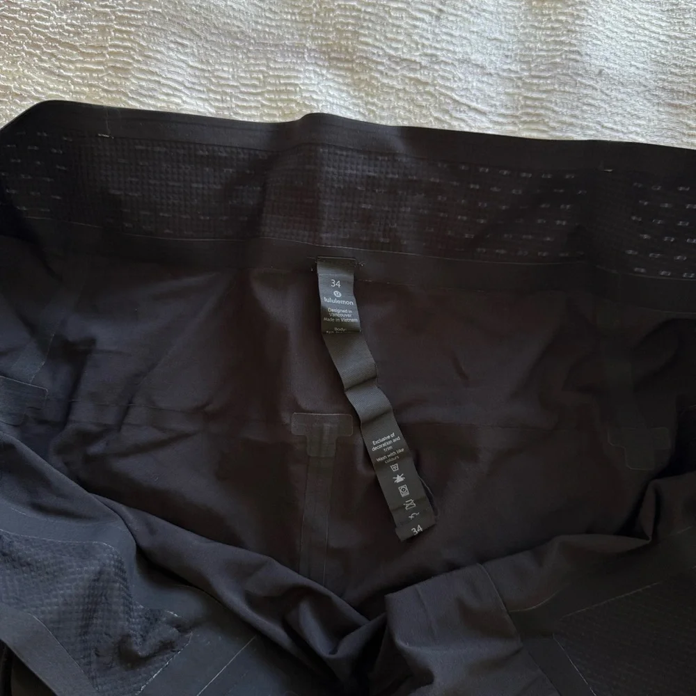 LULULEMON Black Men Casual Shorts, Size 34